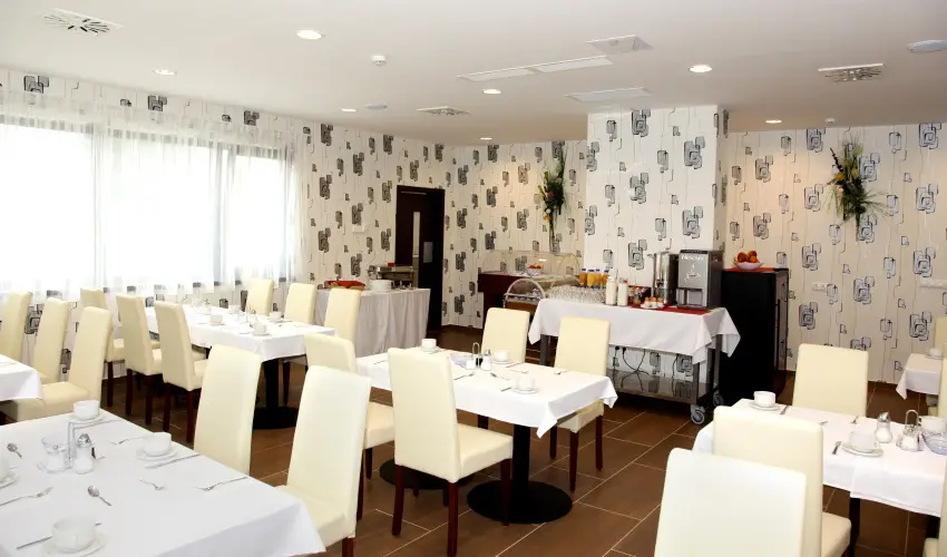 Ez�sth�d Hotel Veszpr�m