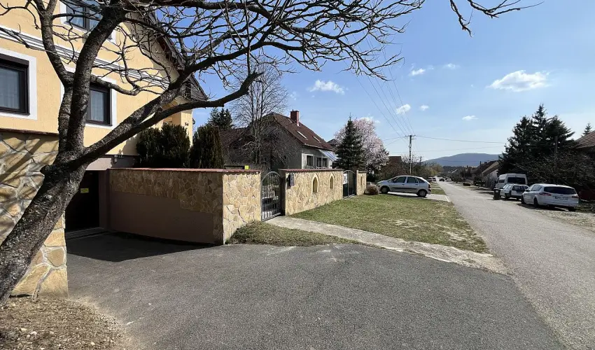 M�rk�i Vend�gh�z - kapu a Bakonyra M�rk�