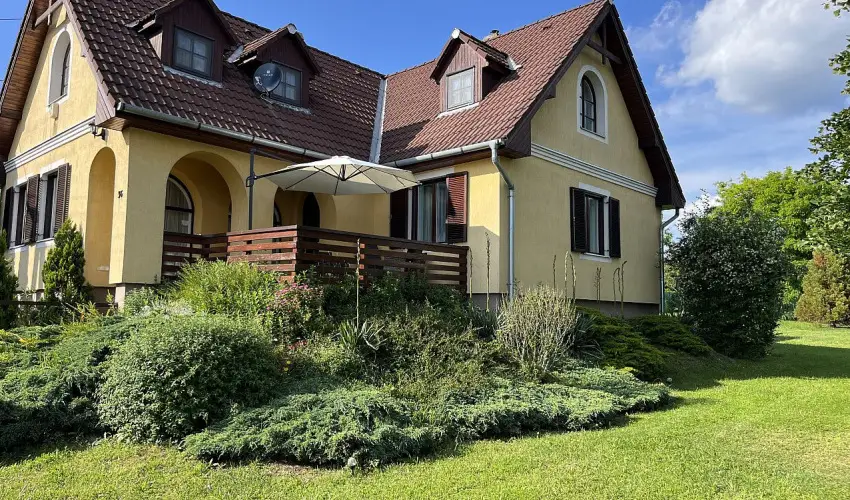 M�rk�i Vend�gh�z - kapu a Bakonyra M�rk�