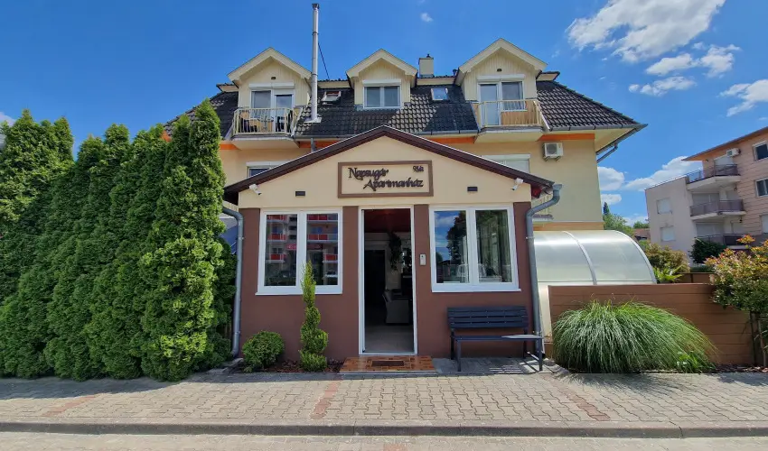 Napsug�r Apartmanh�z Si�fok