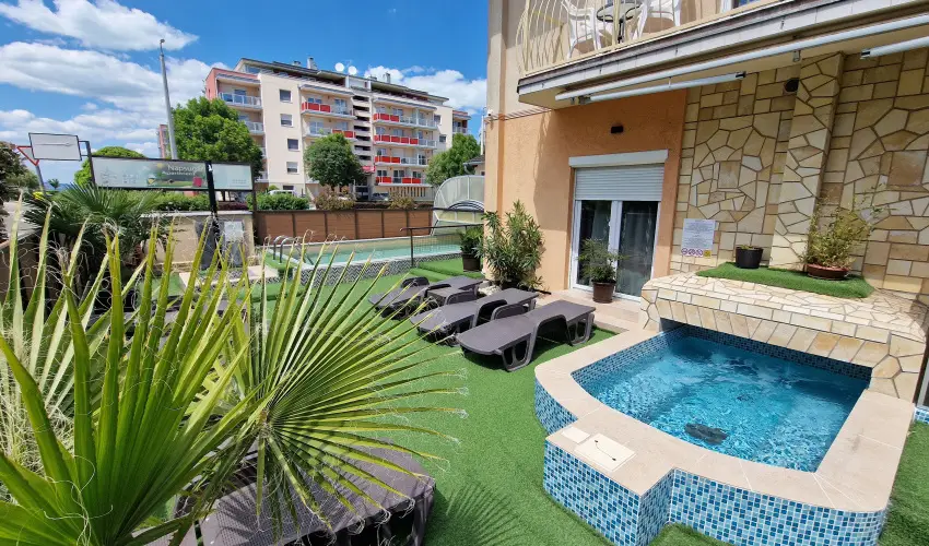 Napsug�r Apartmanh�z Si�fok